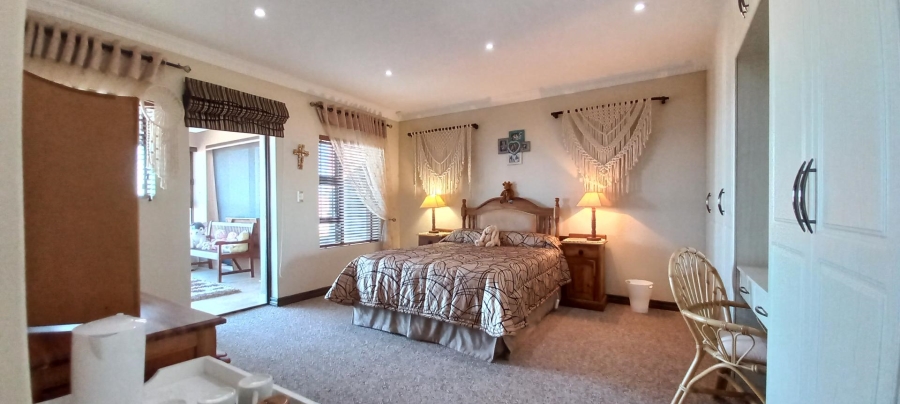 4 Bedroom Property for Sale in Hartenbos Heuwels Western Cape